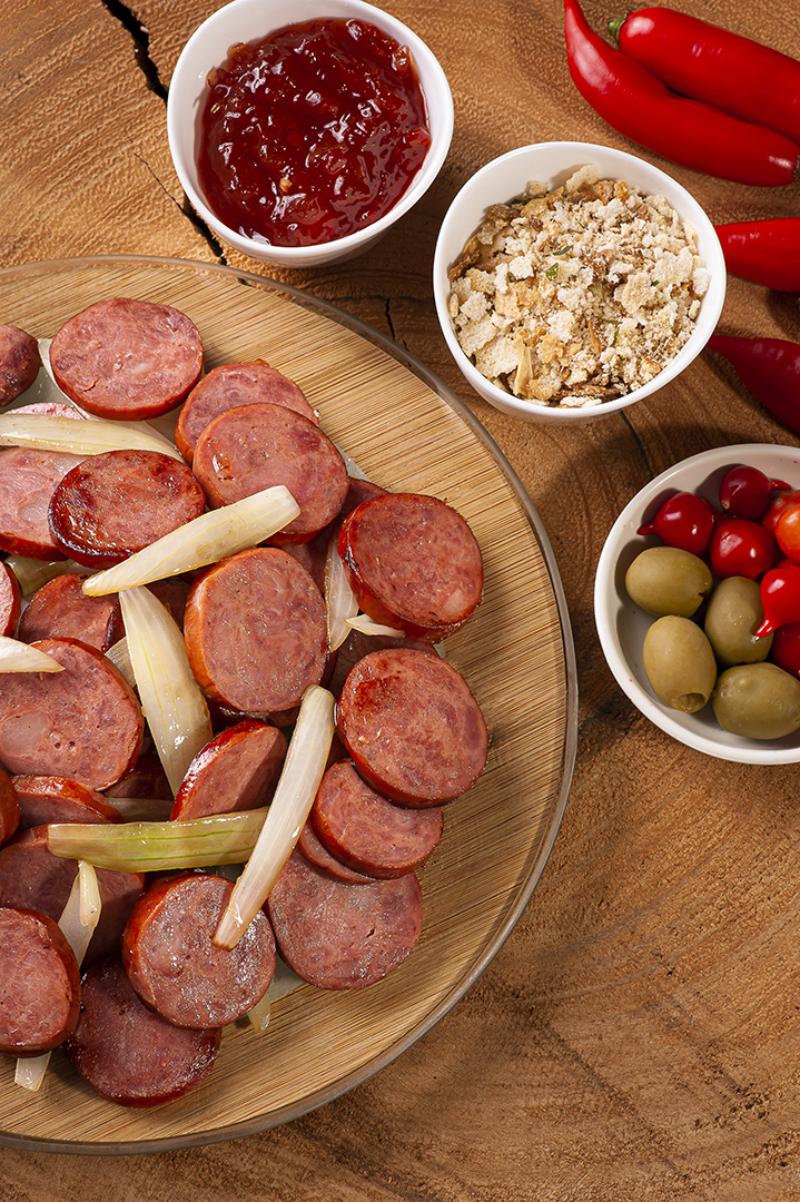 Linguiça de pepperoni com cebola. Aperitivos muito comuns em bares JPG