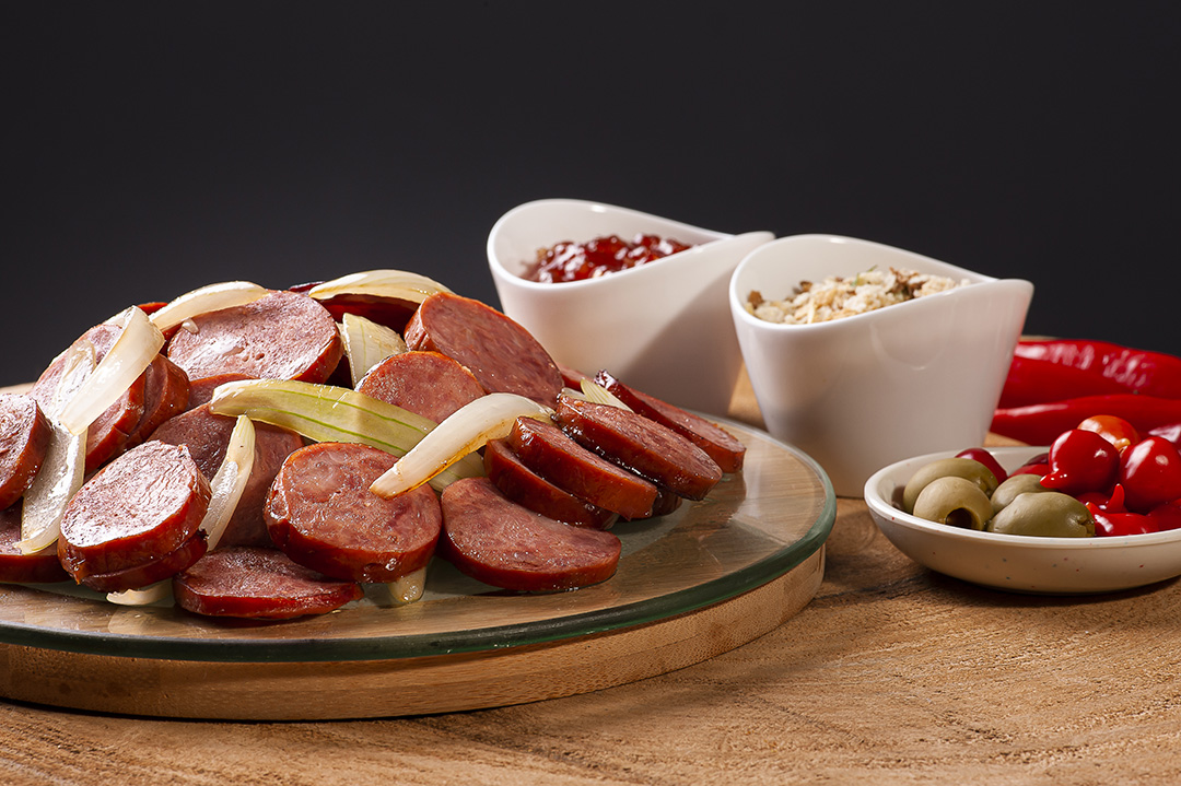 Linguiça de pepperoni com cebola. Aperitivos muito comuns em bares JPG