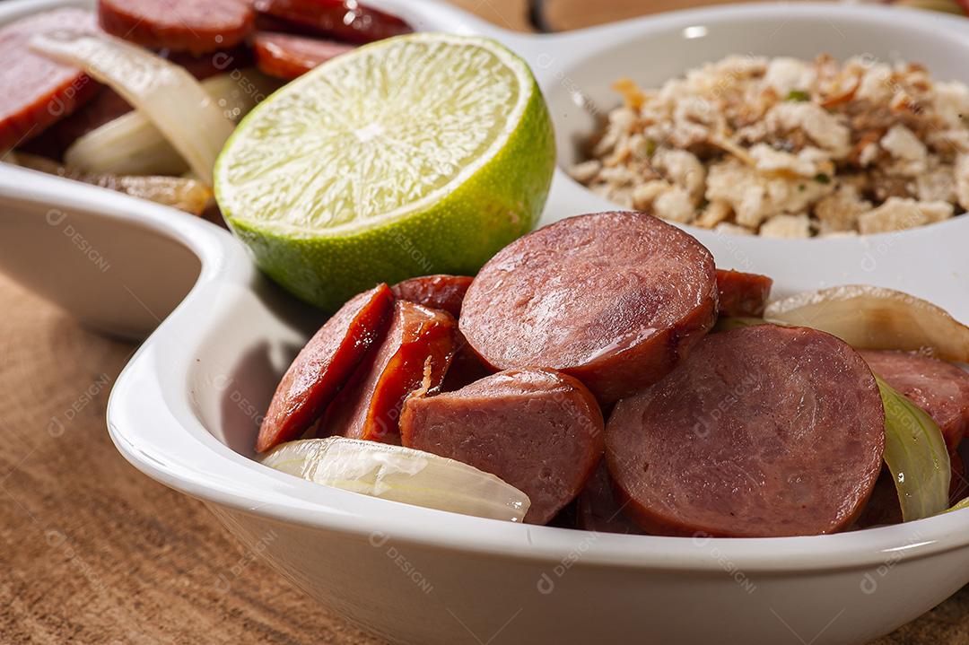 Linguiça de pepperoni com cebola JPG