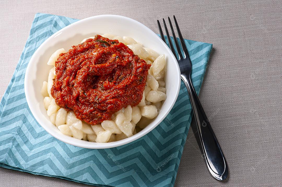 Nhoque de batata com molho de tomate e queijo JPG