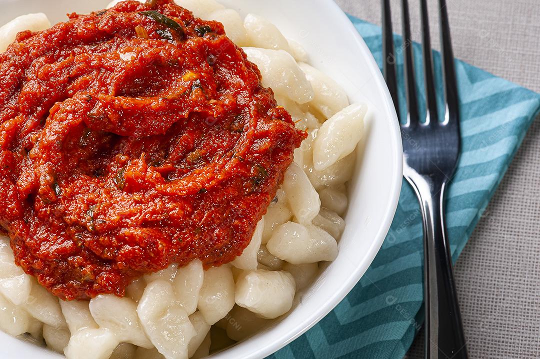 Nhoque de batata com molho de tomate e queijo JPG