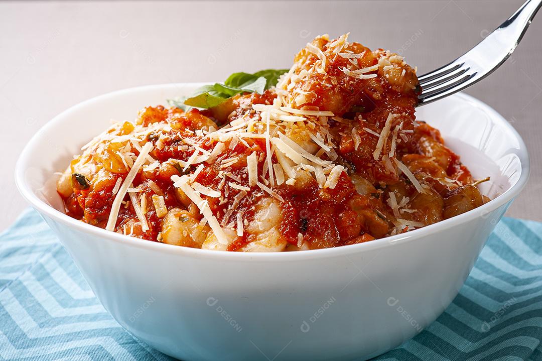 Nhoque de batata com molho de tomate e queijo JPG