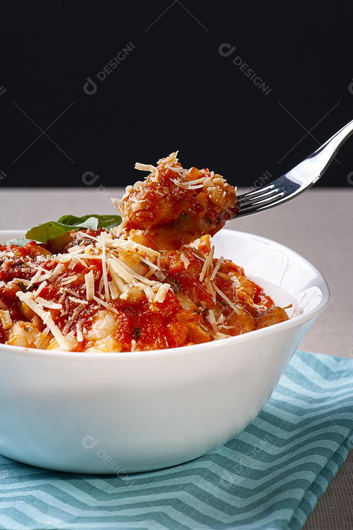 Nhoque de batata com molho de tomate e queijo JPG