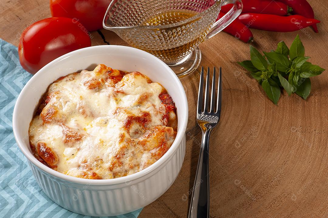 Nhoque de batata com molho de tomate e queijo JPG