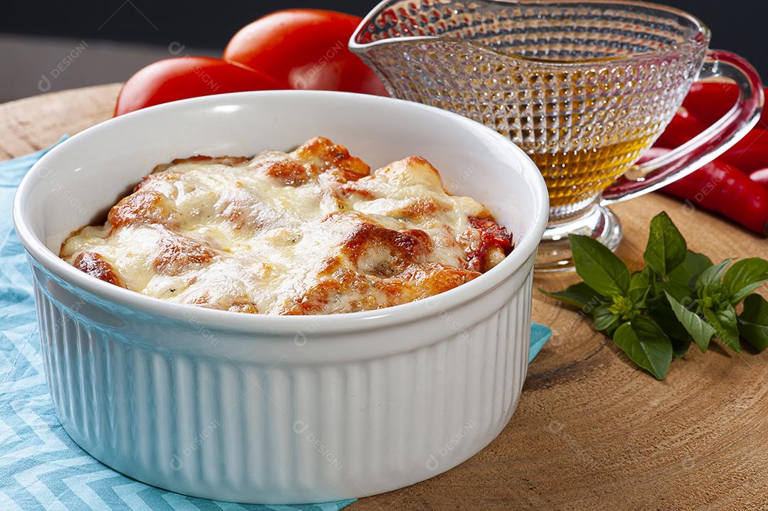 Nhoque de batata com molho de tomate e queijo JPG