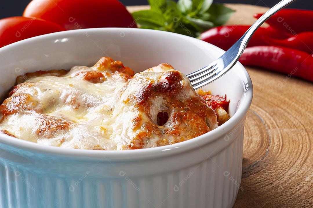 Nhoque de batata com molho de tomate e queijo JPG