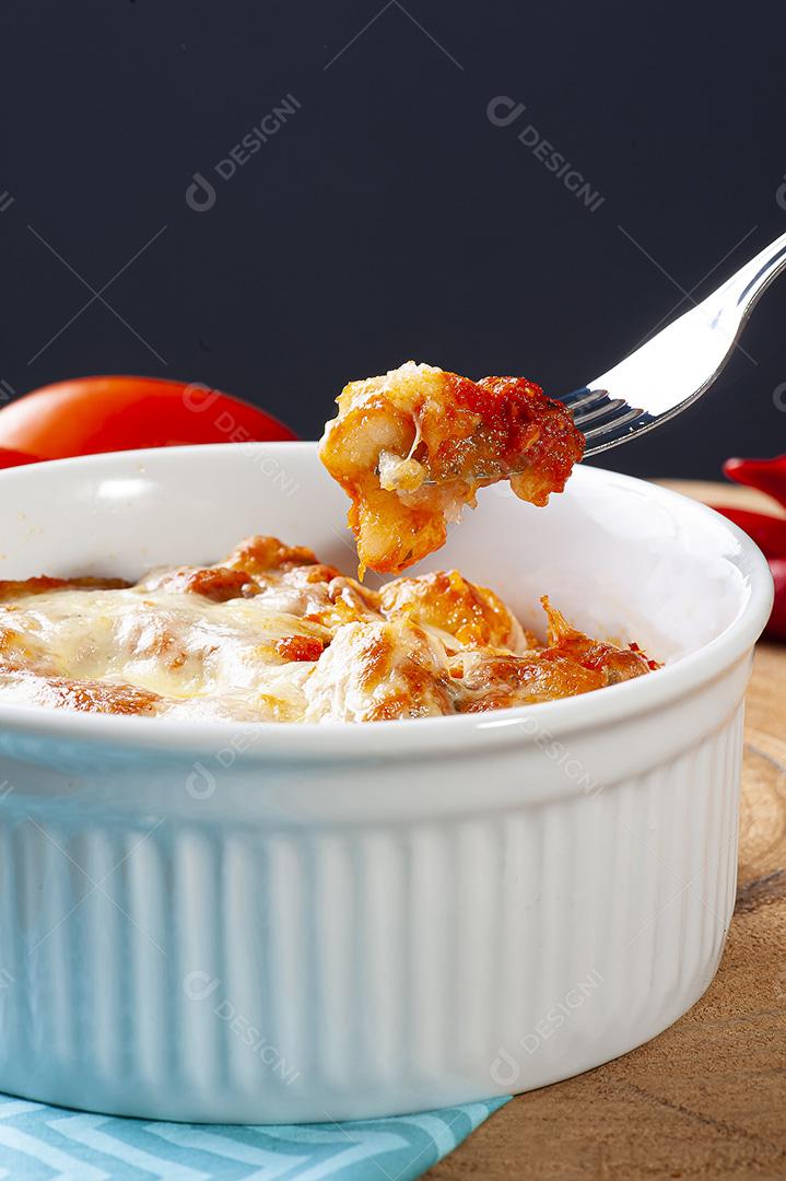 Nhoque de batata com molho de tomate e queijo JPG