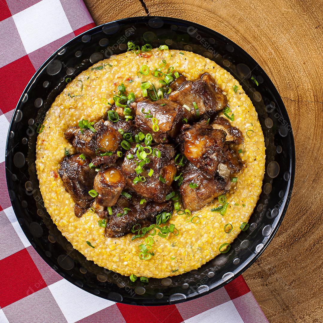 Rabo de boi com hominy. Prato típico da culinária brasileira JPG