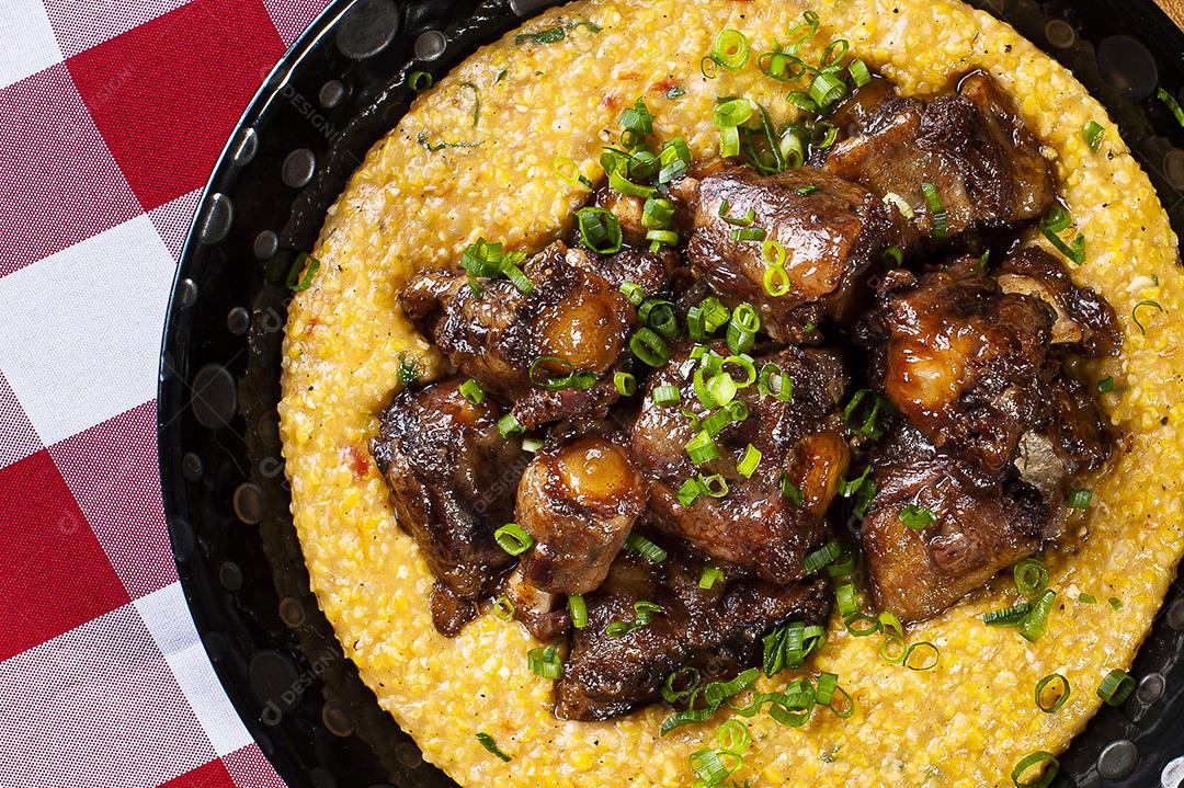 Rabo de boi com hominy. Prato típico da culinária brasileira JPG