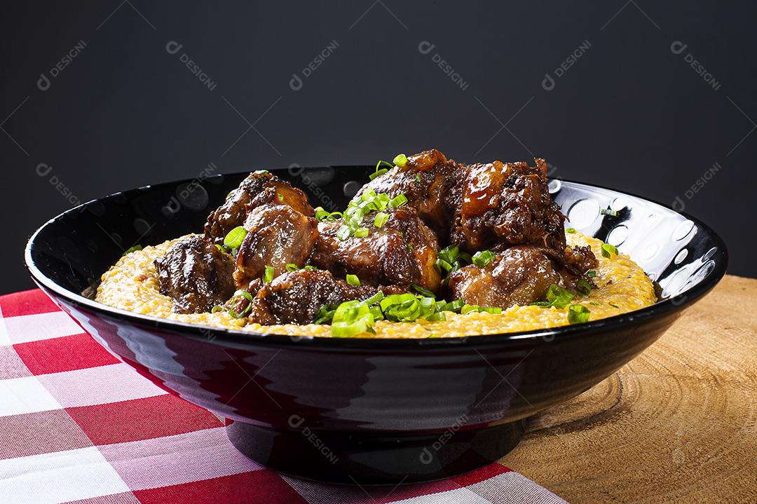 Rabo de boi com hominy. Prato típico da culinária brasileira JPG