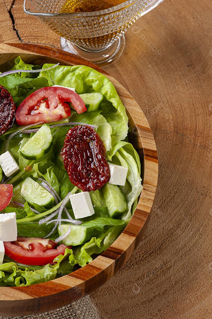Salada verde com alface, rúcula, pepino, queijo JPG