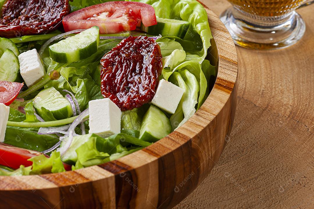 Salada verde com alface, rúcula, pepino, queijo JPG