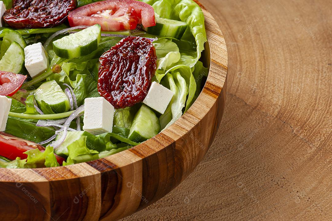 Salada verde com alface, rúcula, pepino, queijo JPG