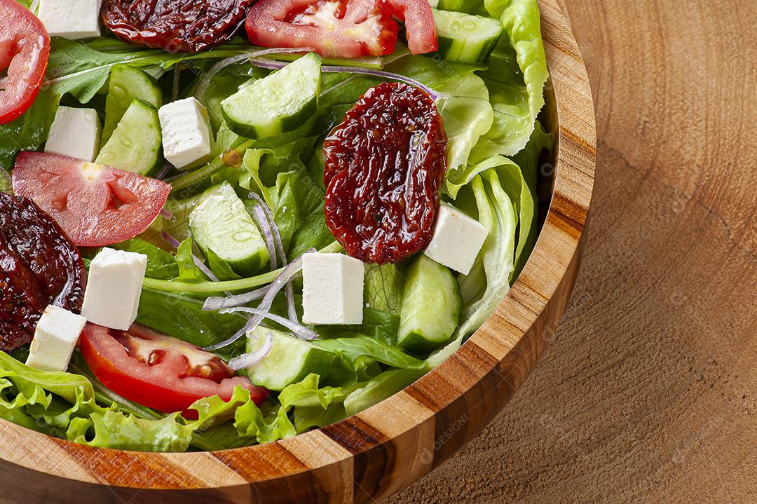 Salada verde com alface, rúcula, pepino, queijo JPG