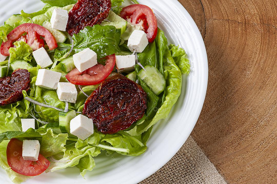 Salada verde com alface, rúcula, pepino, queijo, seca ao sol JPG