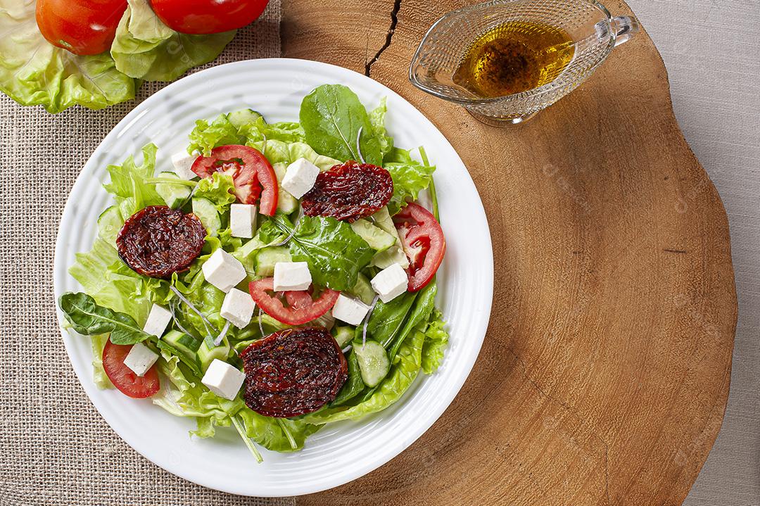 Salada verde com alface, rúcula, pepino, queijo, seca ao sol JPG