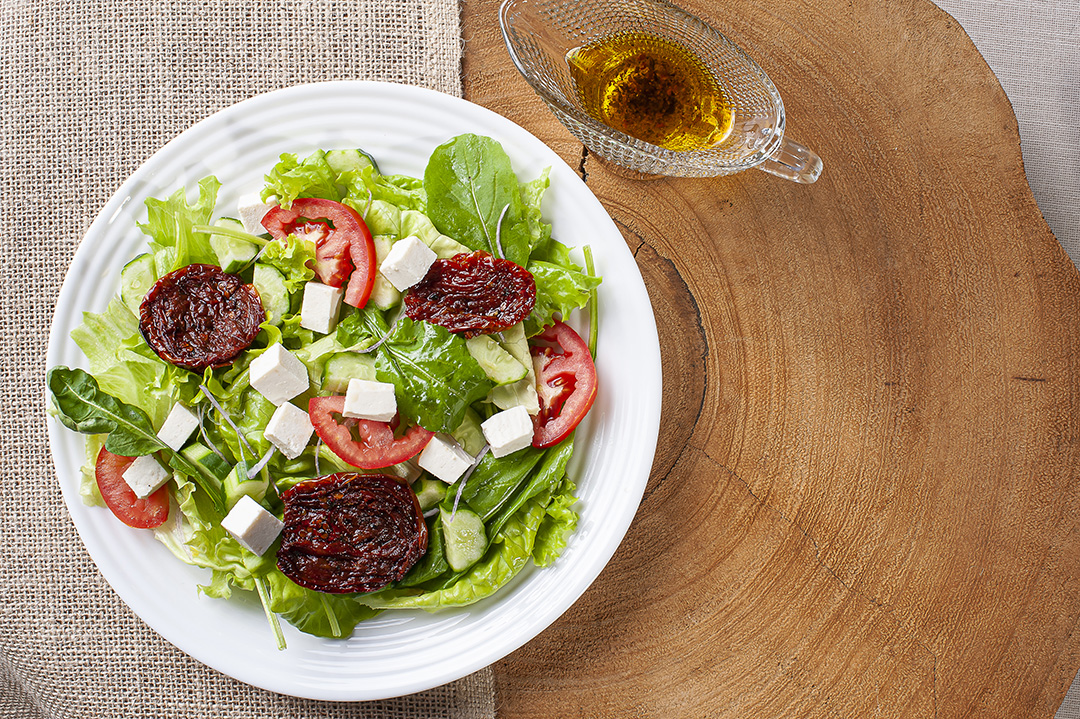 Salada verde com alface, rúcula, pepino, queijo, seca ao sol JPG