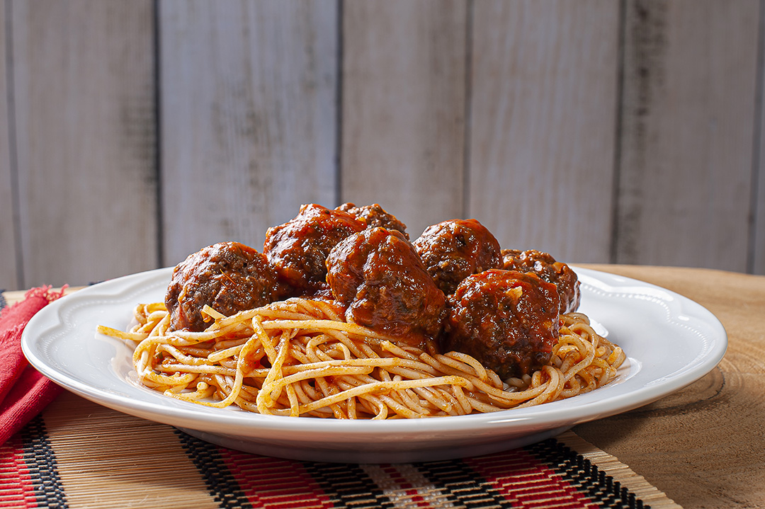 Almôndegas com molho de tomate e macarrão JPG