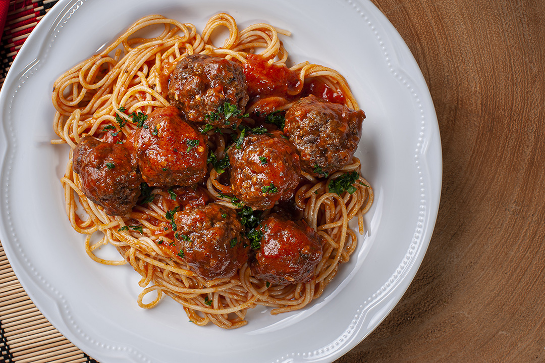 Almôndegas com molho de tomate e macarrão JPG