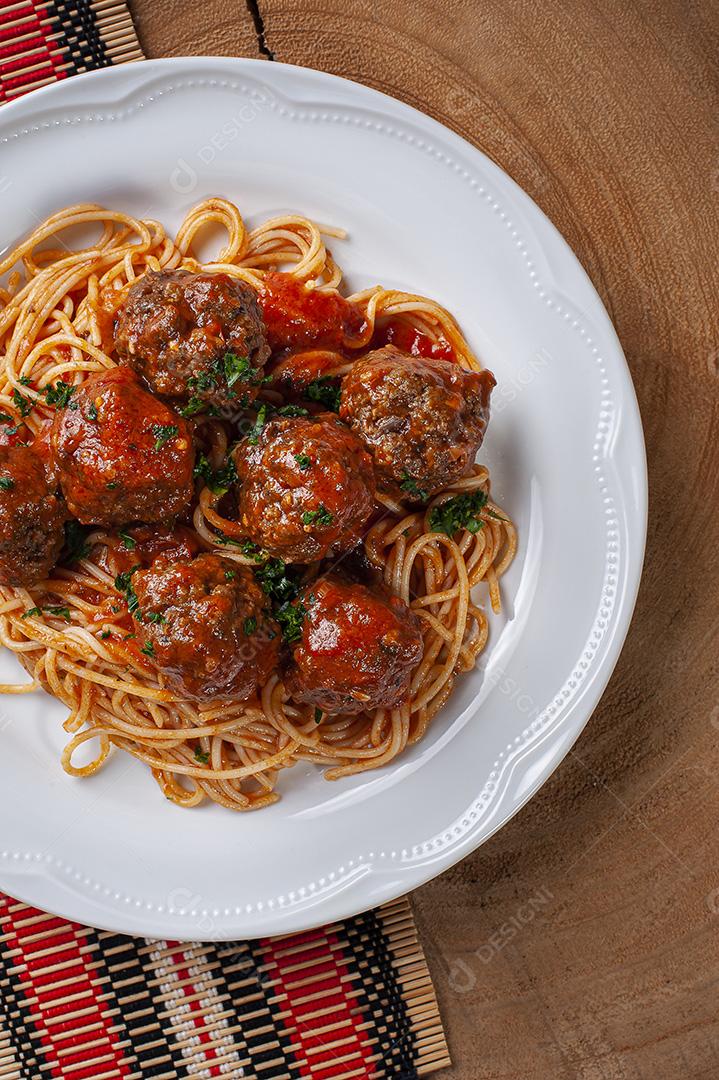 Almôndegas com molho de tomate e macarrão JPG