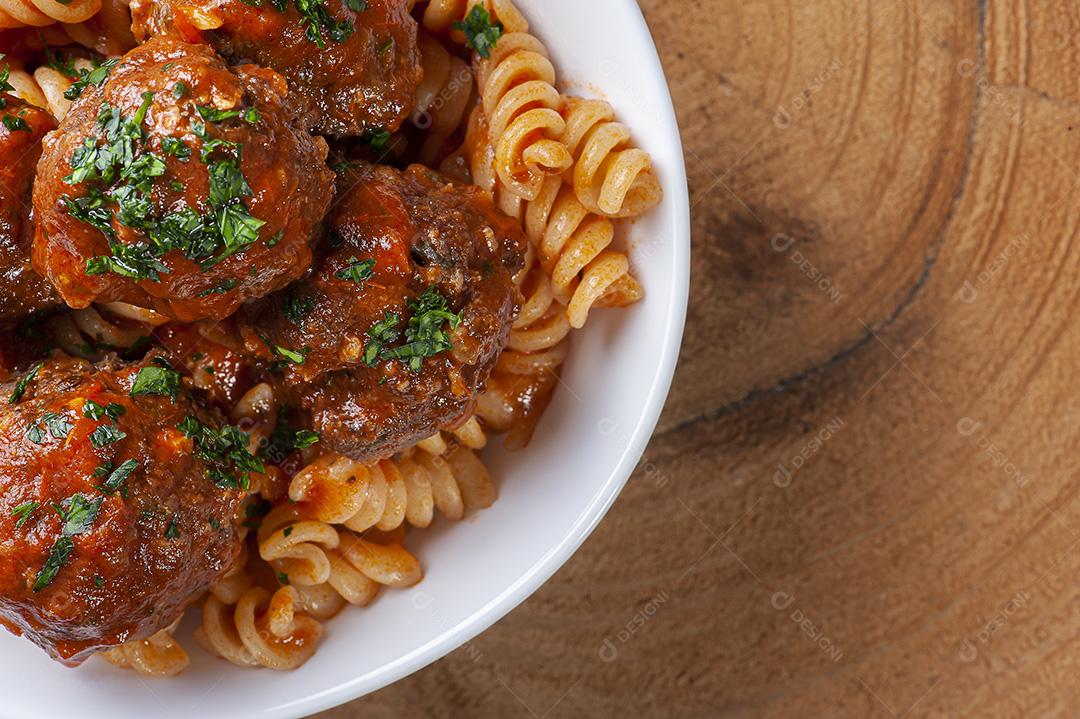 Almôndegas com molho de tomate e macarrão JPG