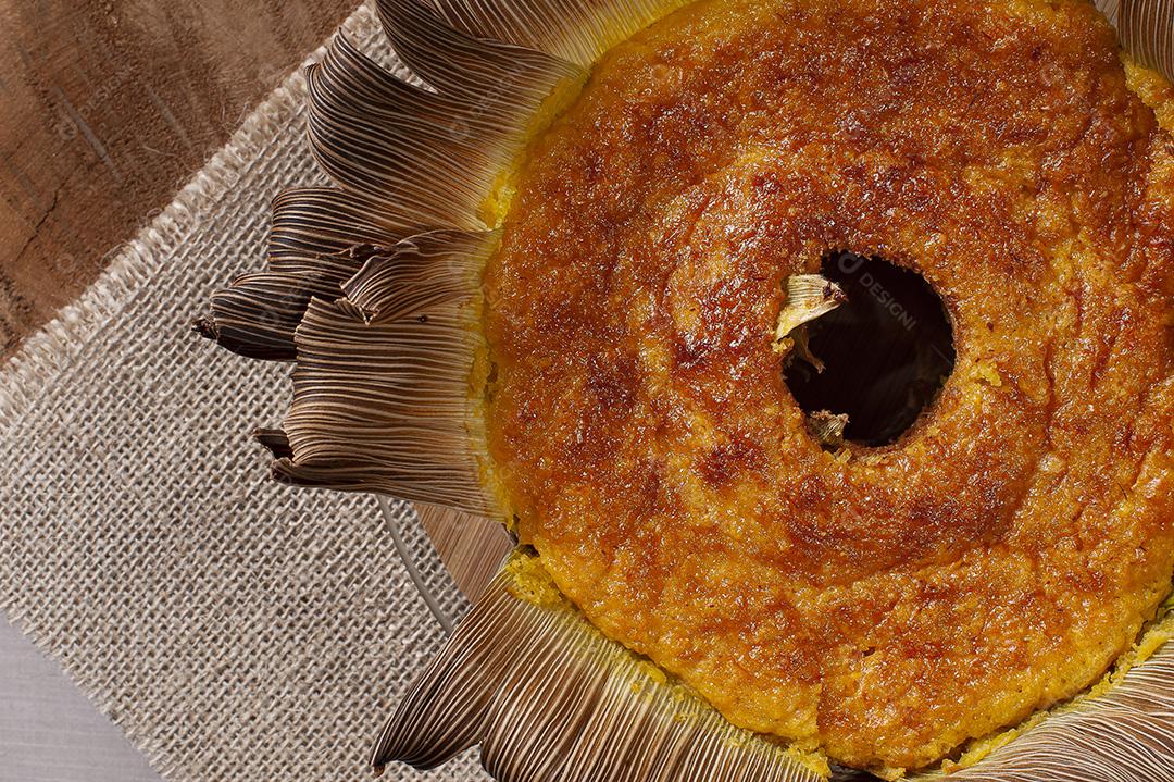 Bolo de milho na palha. Bolo caseiro JPG