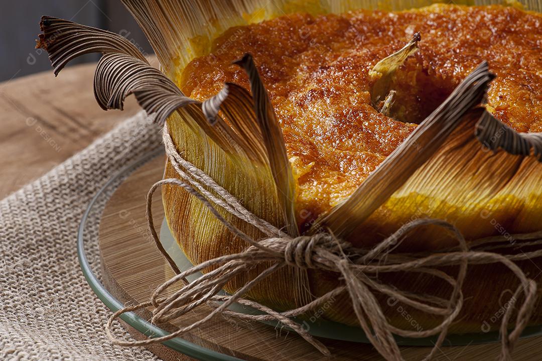 Bolo de milho na palha. Bolo caseiro JPG