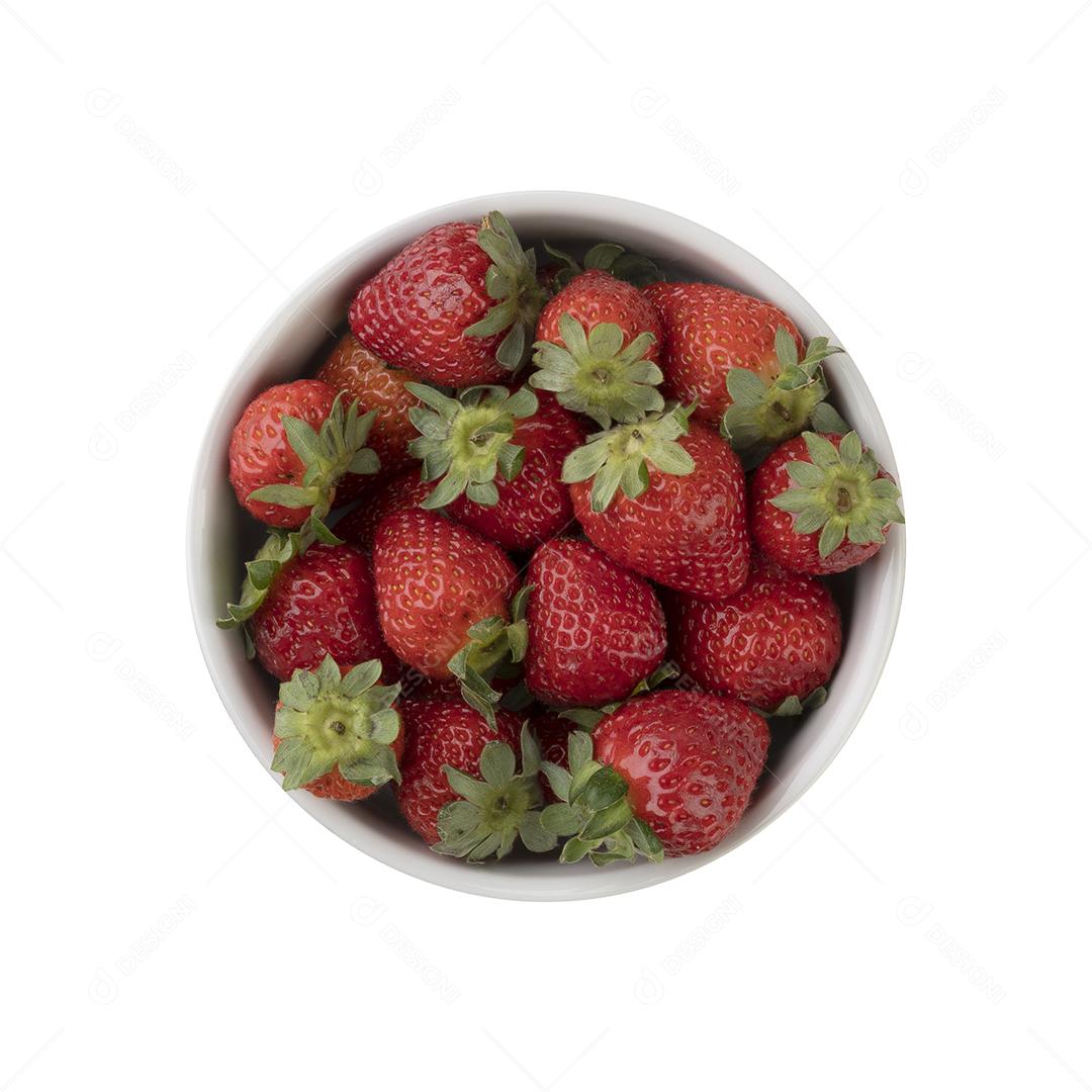 Morangos em uma tigela isolada sobre fundo branco