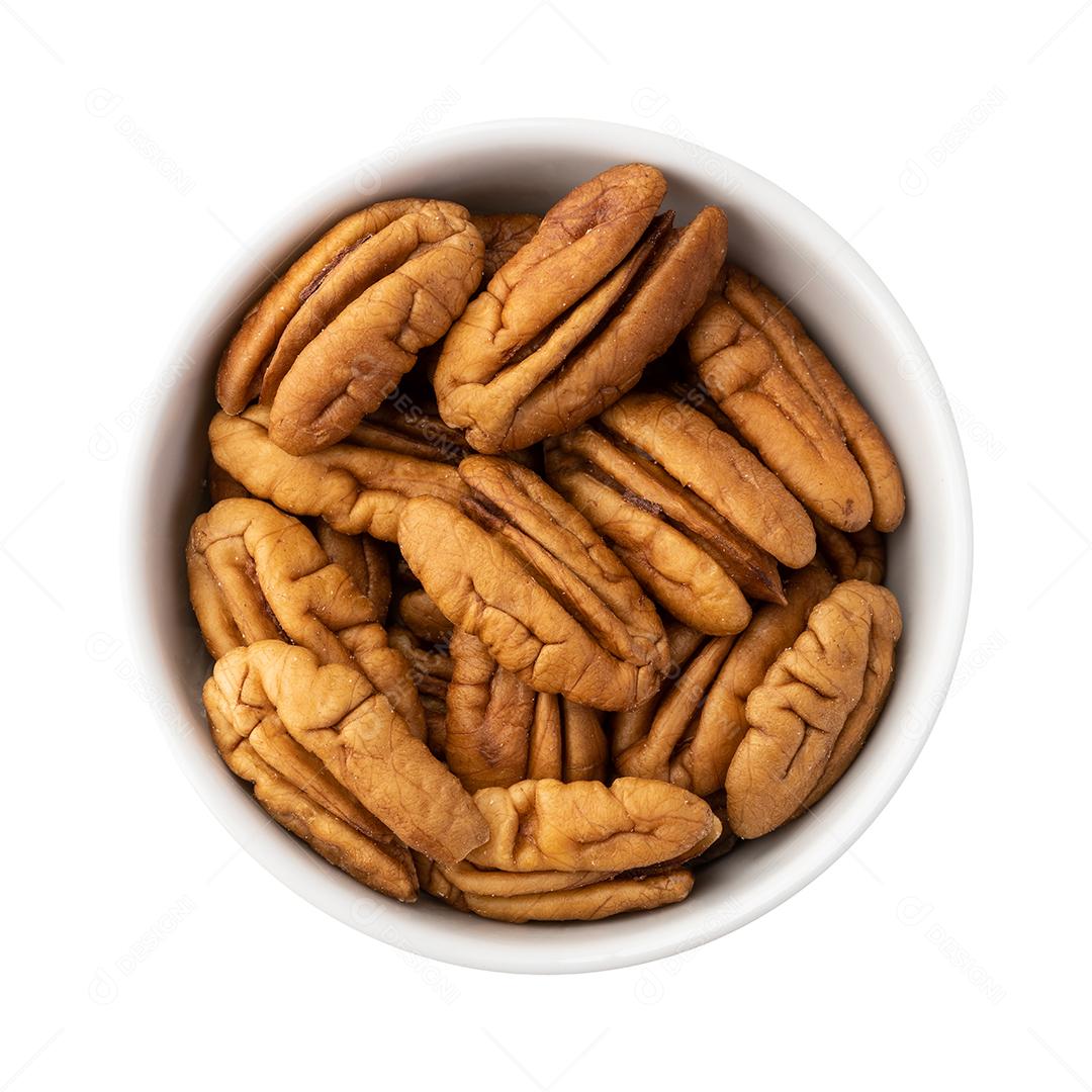 Nozes pecan em uma tigela isolada sobre fundo branco