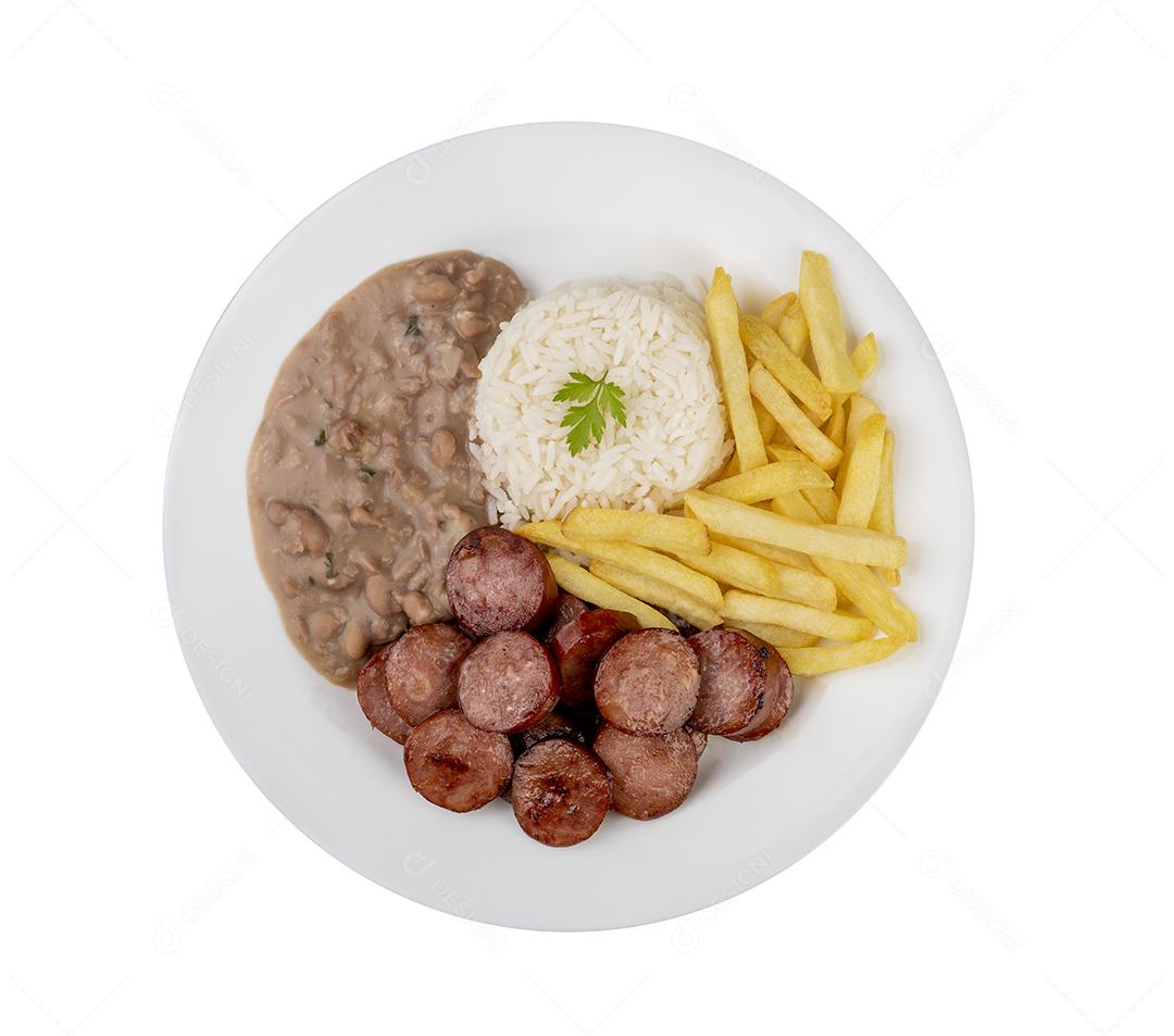 Salsicha, arroz, feijão e batata frita. Prato executivo brasileiro típico isolado sobre fundo branco.