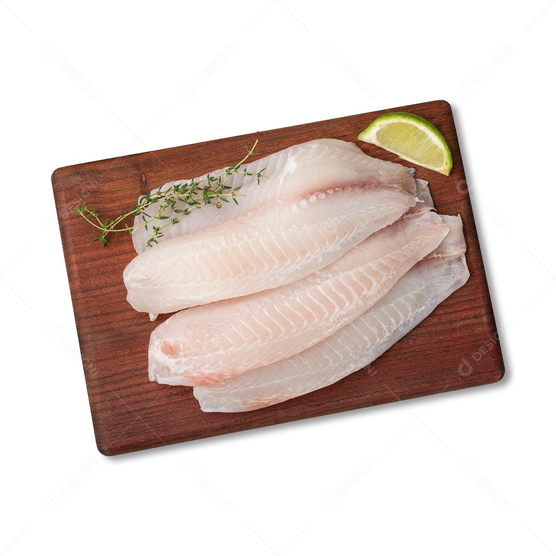 Filé de peixe tilápia cru com temperos sobre mesa de madeira isolada sobre fundo branco.