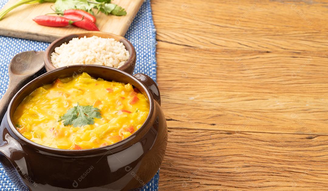 Versão vegana do típico bobo de camarão brasileiro Creme de couve-flor, pimentão