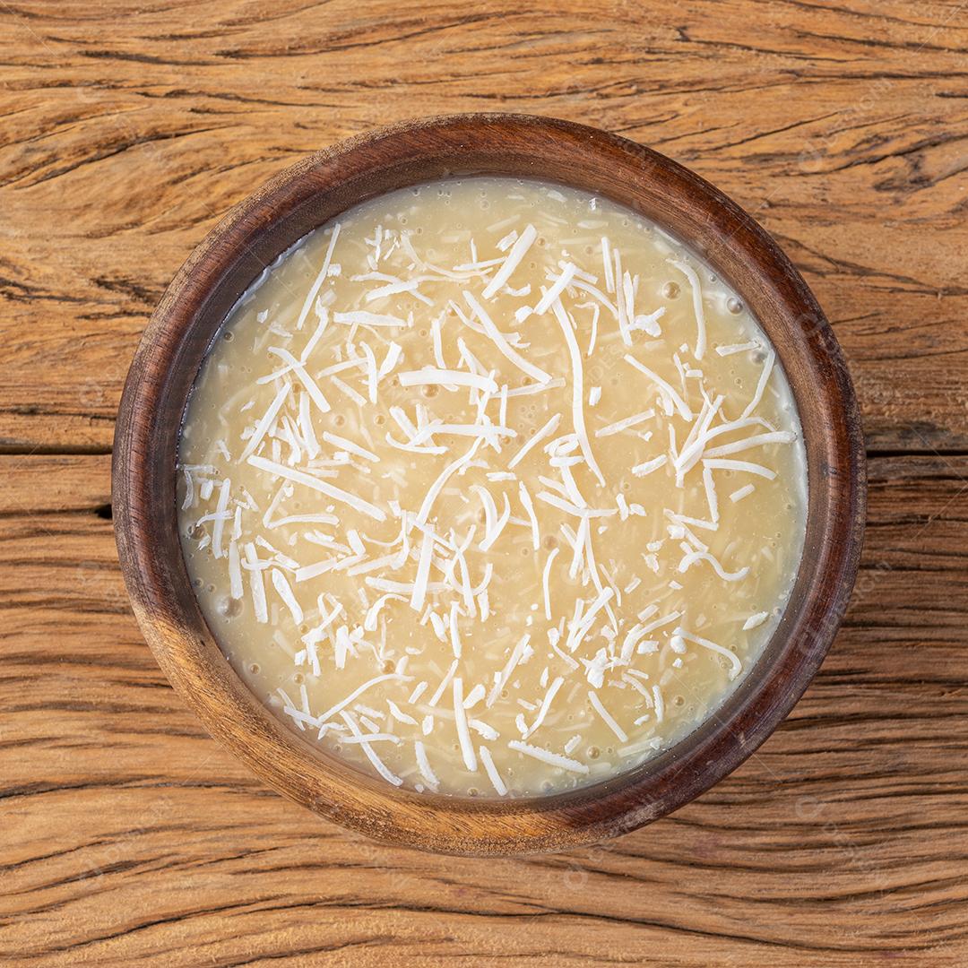 Cocada cremosa, doce de coco tradicional brasileiro com coco ralado.