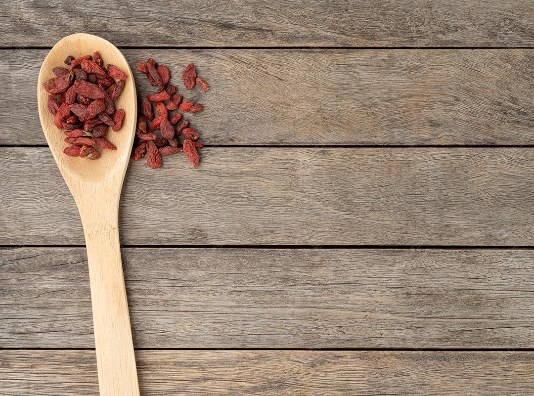 Goji berry em uma colher mesa de madeira