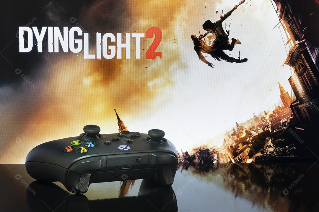 Xbox Series controlador com dying light 2 jogo em segundo plano, foco seletivo, 8 fev, 2022, São Paulo, Brasil.