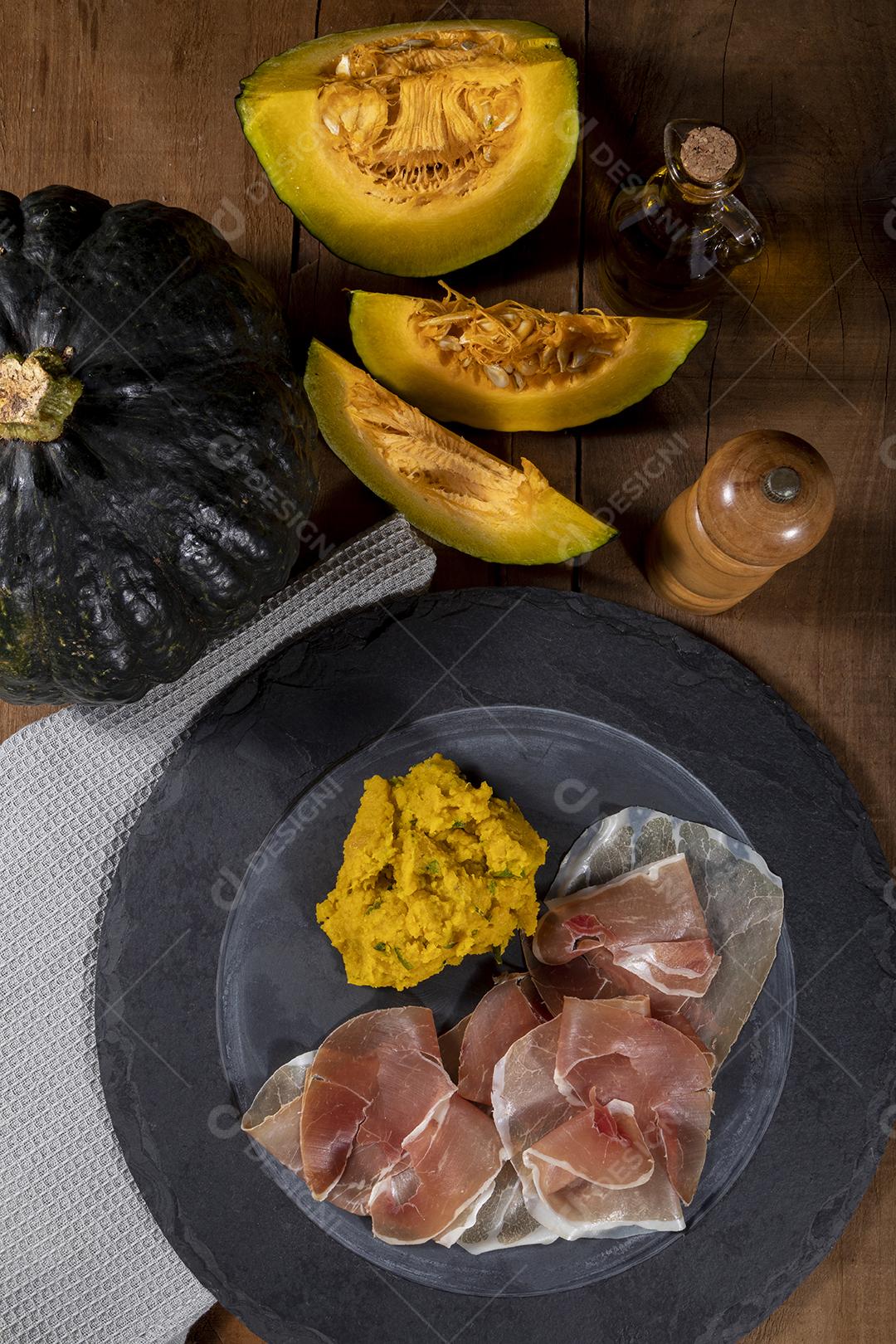 Presunto italiano crudo ou jamon com purê de abóbora Imagem JPG