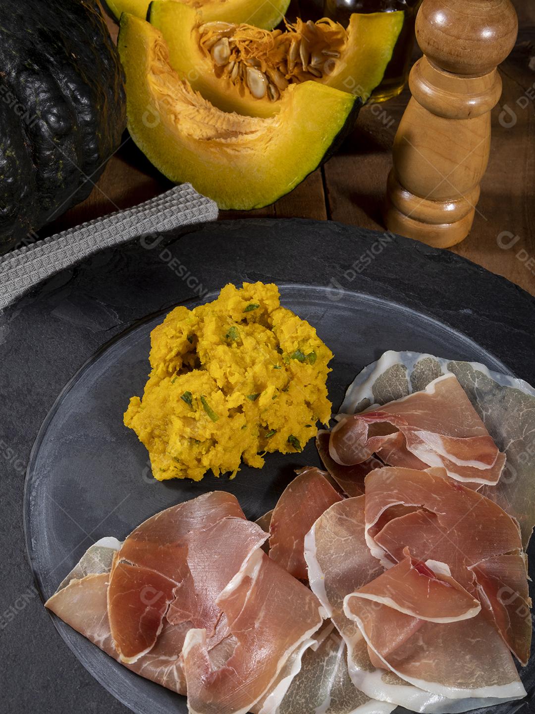 Presunto italiano crudo ou jamon com purê de abóbora Imagem JPG