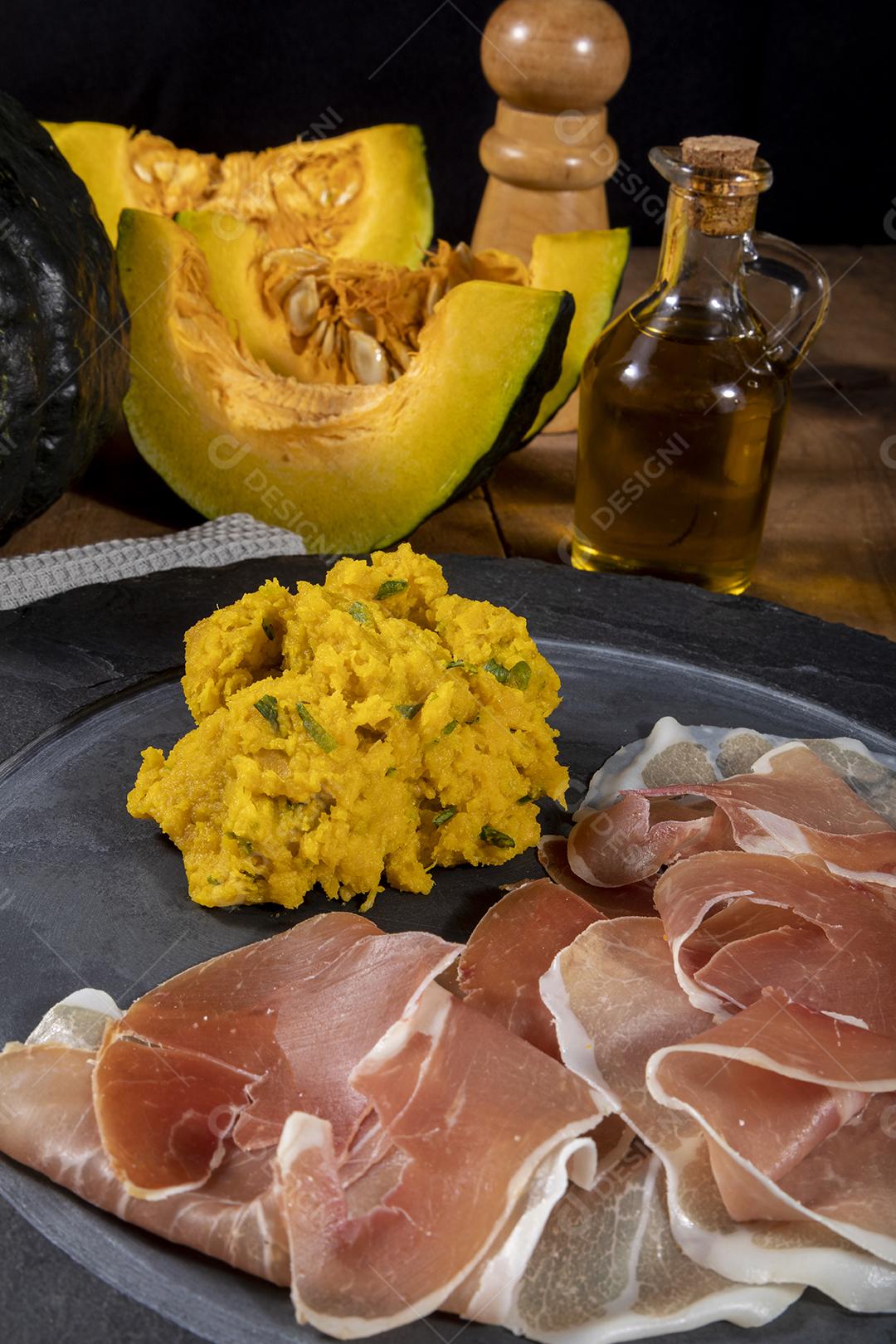 Presunto italiano crudo ou jamon com purê de abóbora Imagem JPG