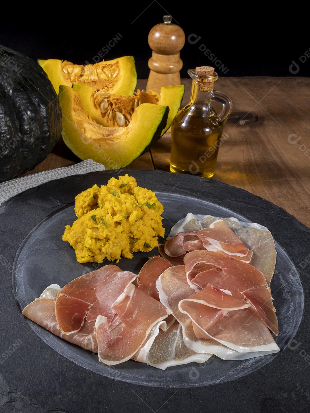 Presunto italiano crudo ou jamon com purê de abóbora Imagem JPG