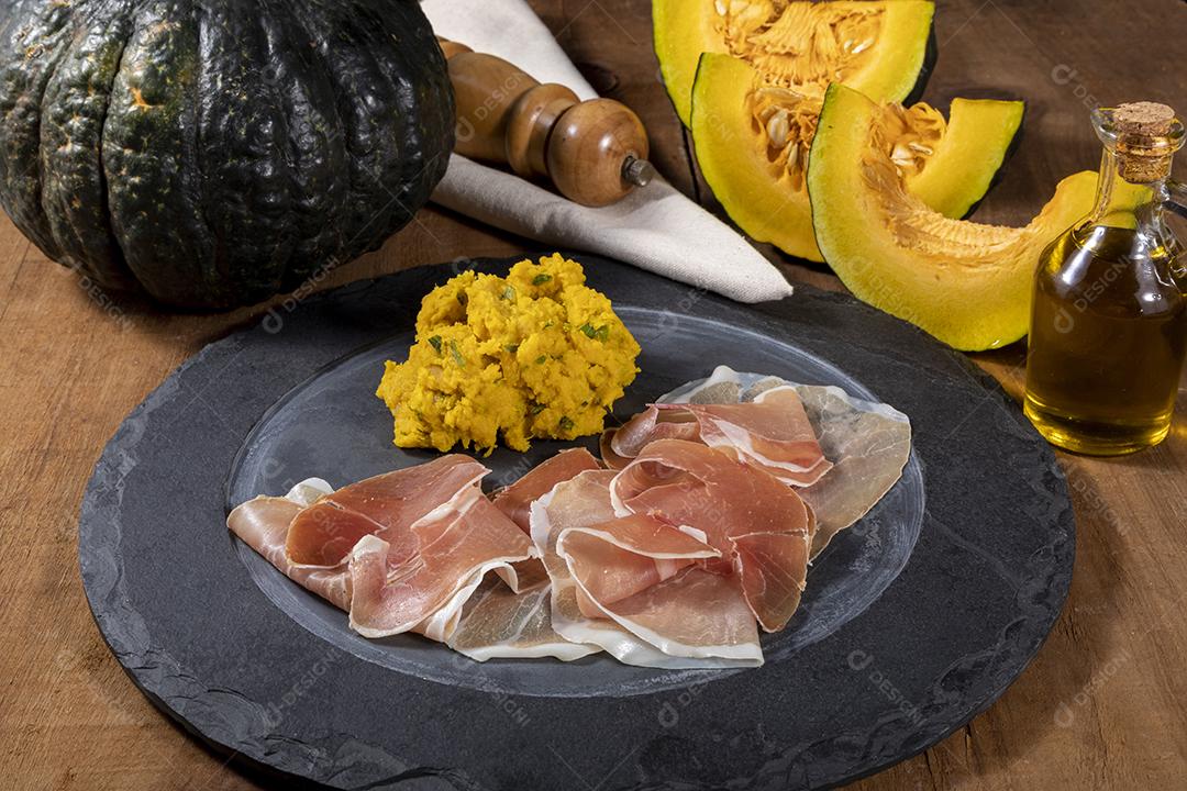 Presunto italiano crudo ou jamon com purê de abóbora Imagem JPG