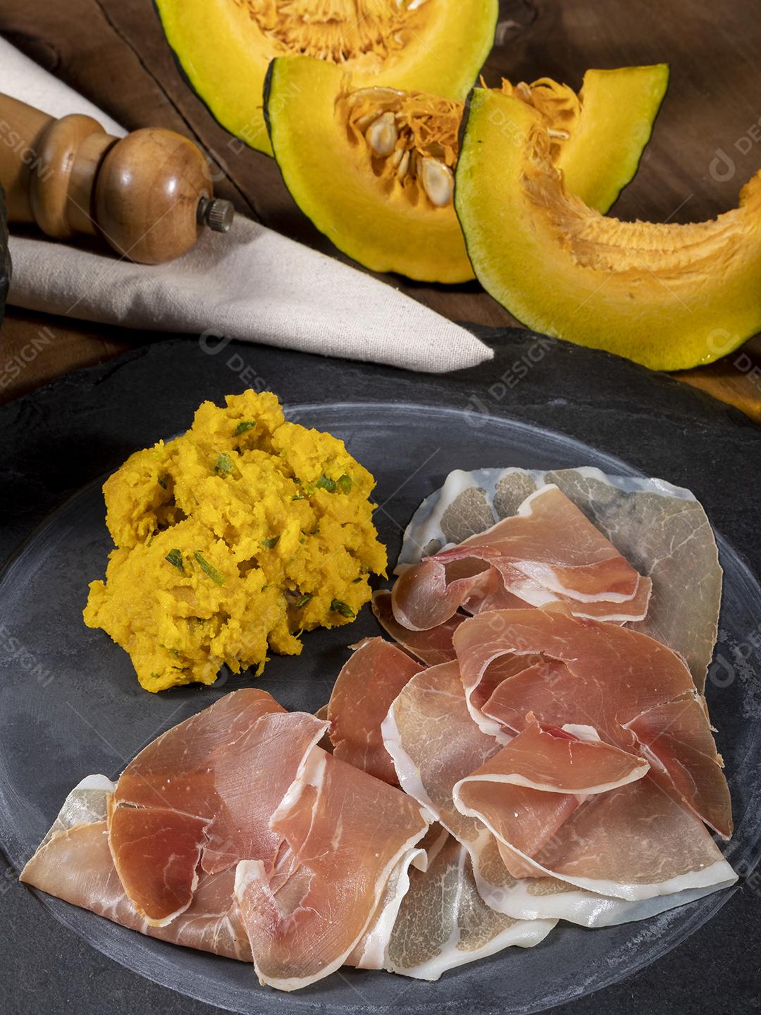 Presunto italiano crudo ou jamon com purê de abóbora Imagem JPG