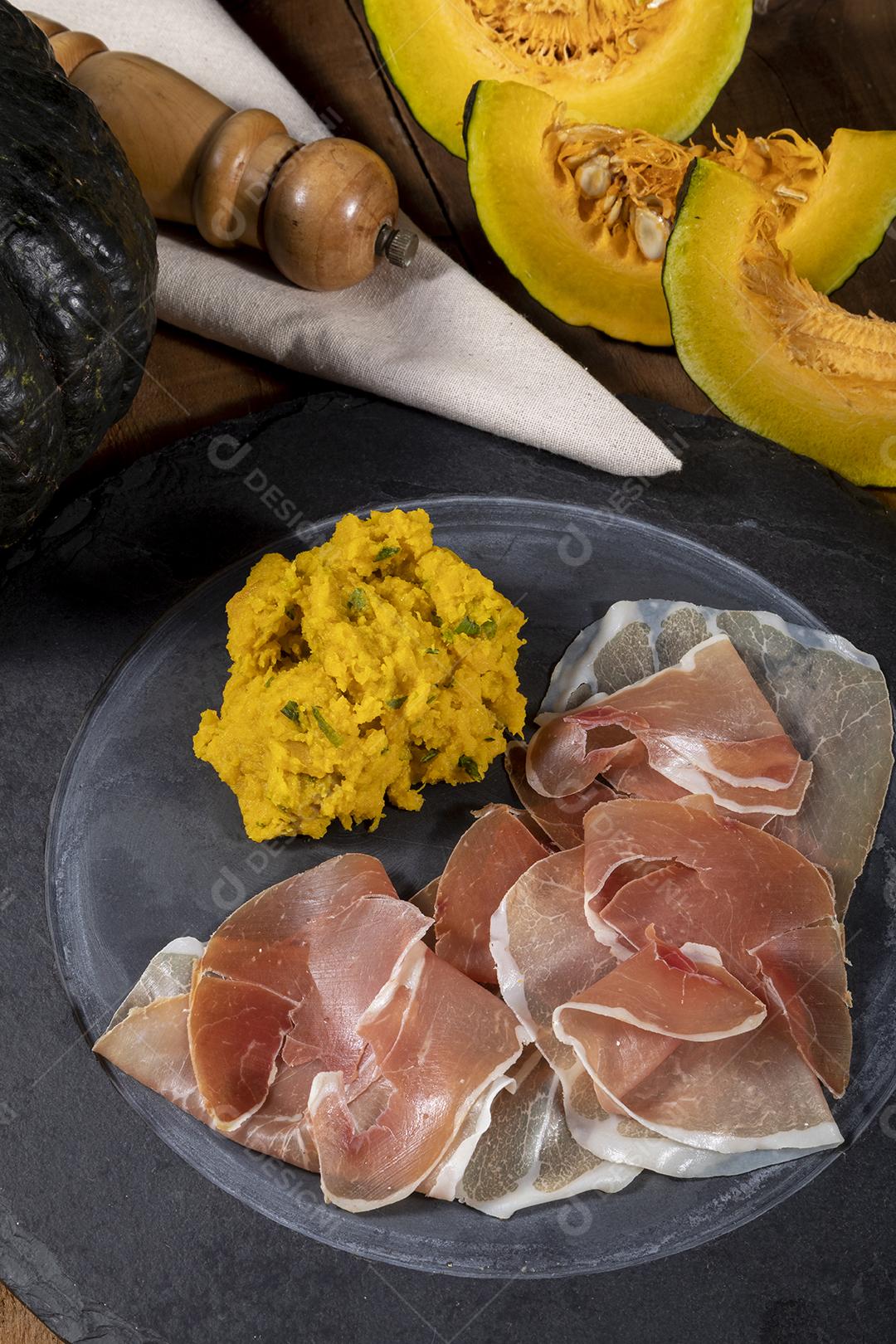 Presunto italiano crudo ou jamon com purê de abóbora Imagem JPG