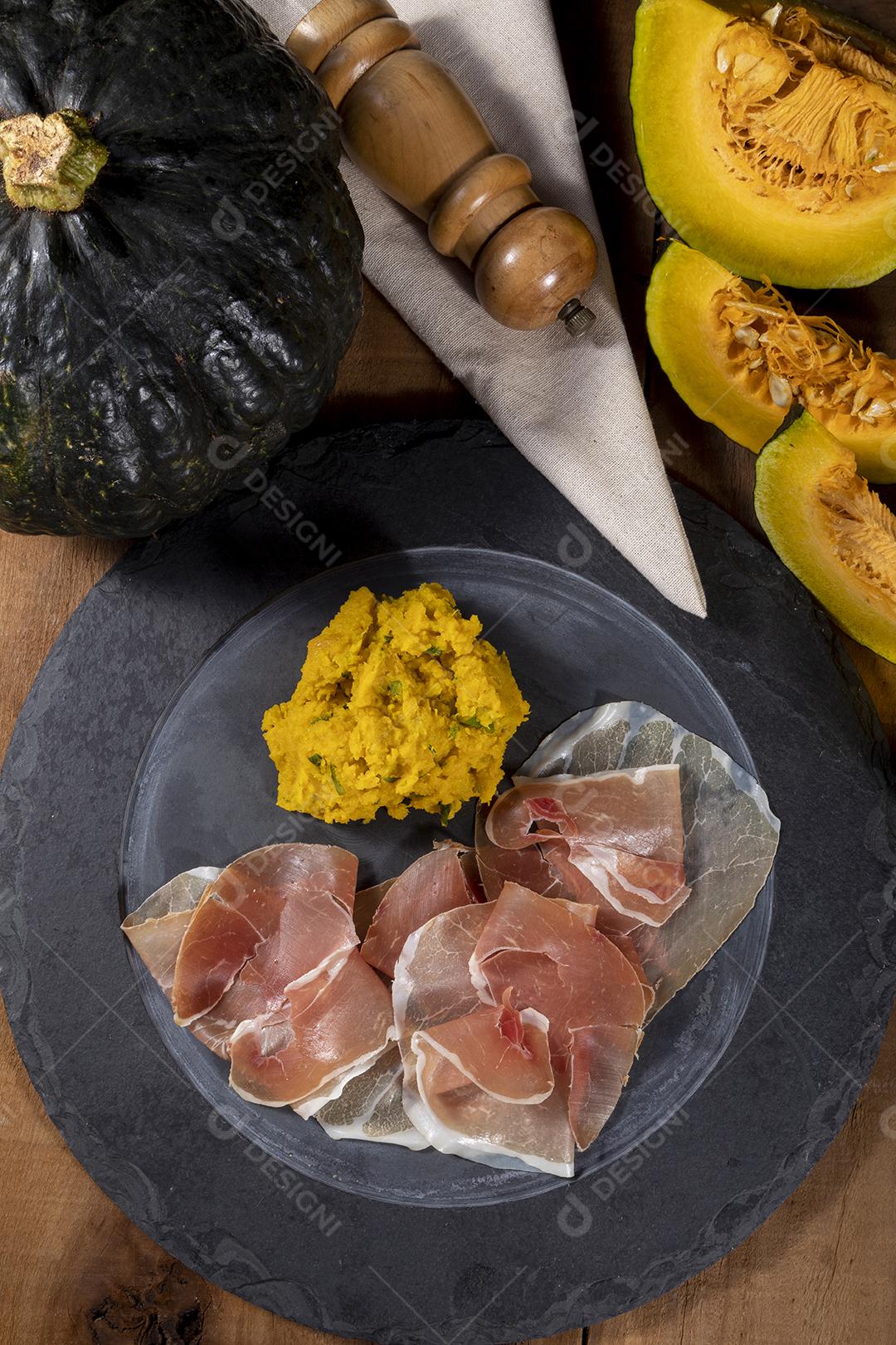 Presunto italiano crudo ou jamon com purê de abóbora Imagem JPG