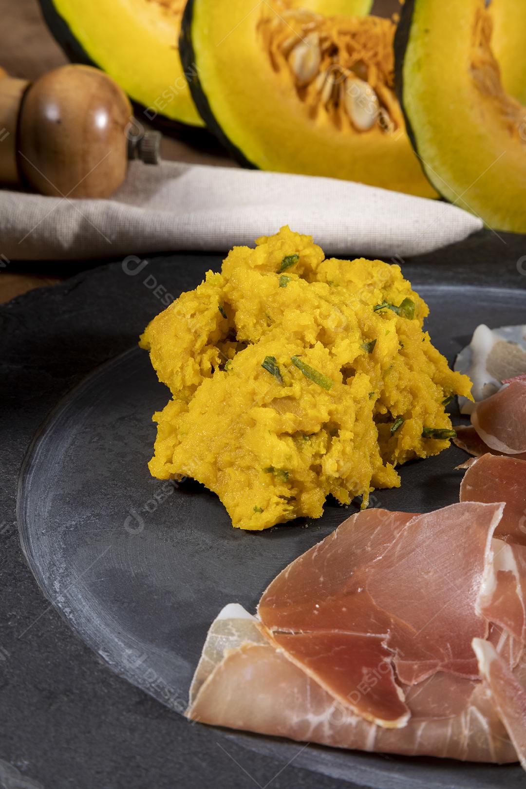 Presunto italiano crudo ou jamon com purê de abóbora Imagem JPG