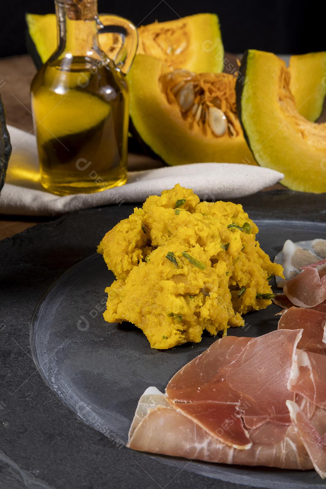 Presunto italiano crudo ou jamon com purê de abóbora Imagem JPG