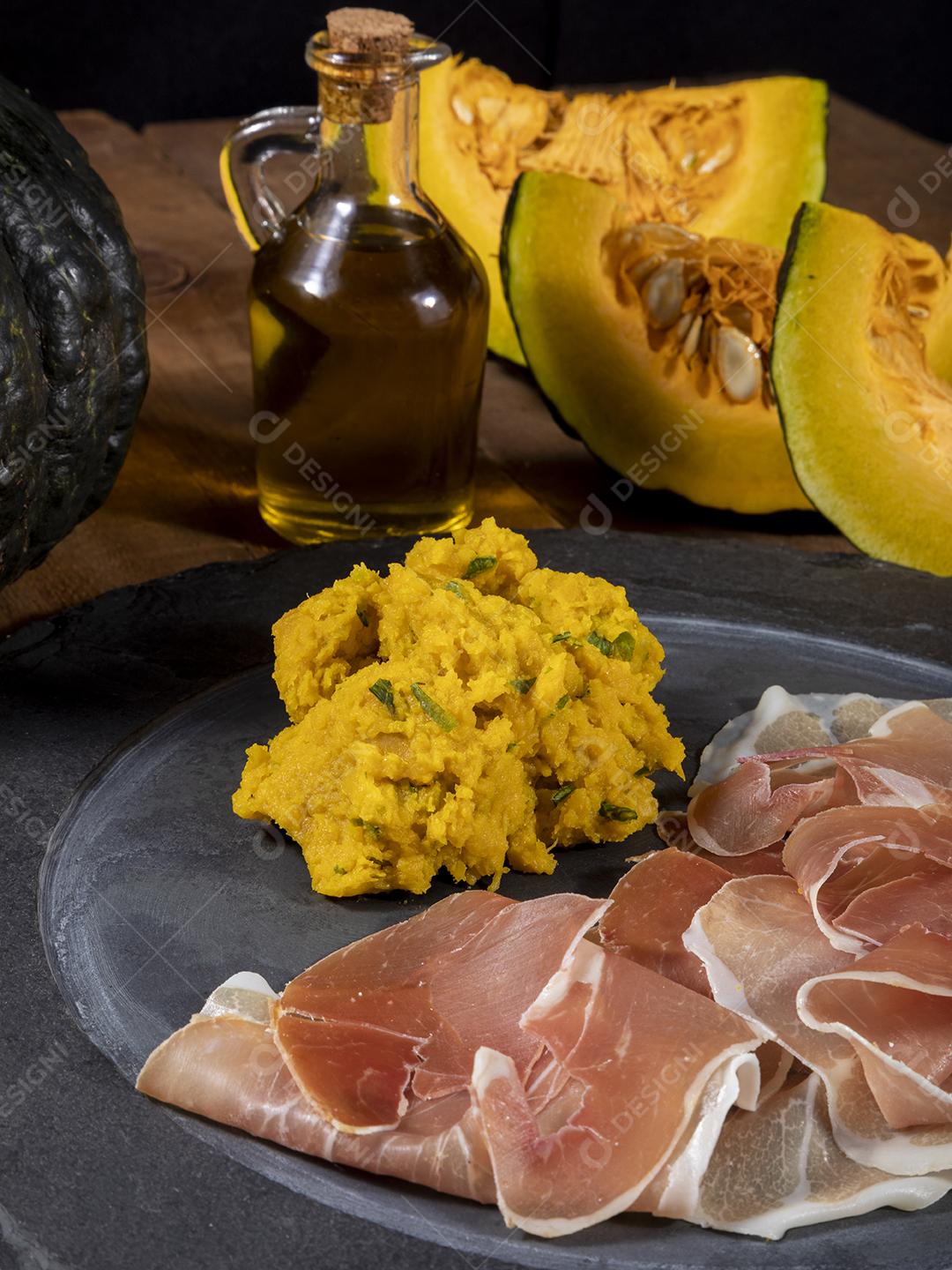 Presunto italiano crudo ou jamon com purê de abóbora Imagem JPG