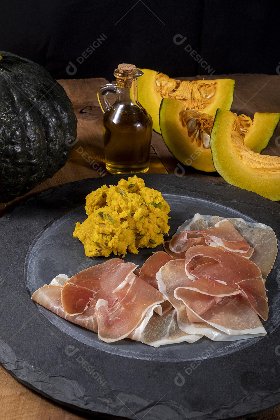 Presunto italiano crudo ou jamon com purê de abóbora Imagem JPG