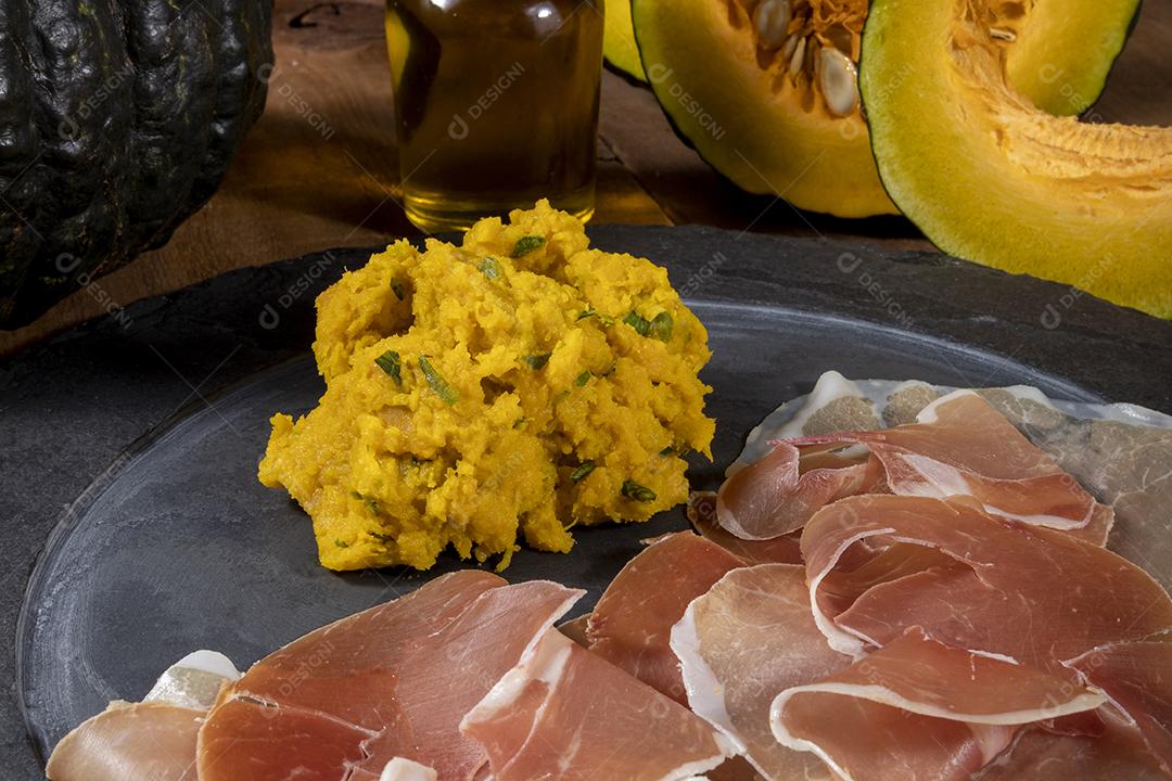 Presunto italiano crudo ou jamon com purê de abóbora Imagem JPG