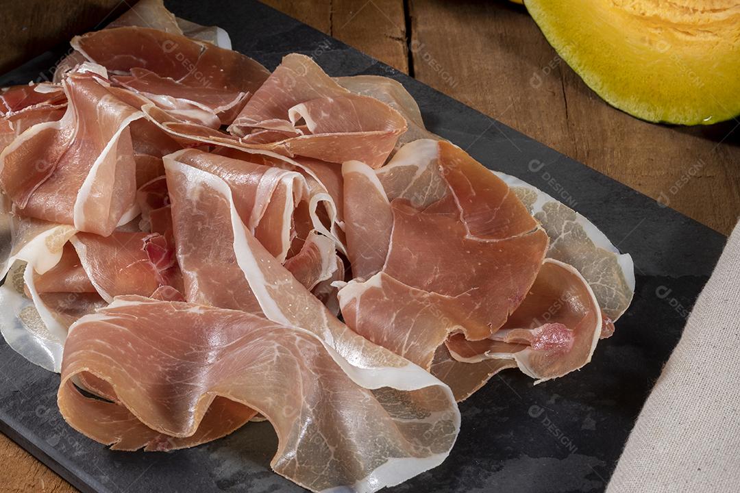 Presunto italiano crudo ou jamon com purê de abóbora Imagem JPG