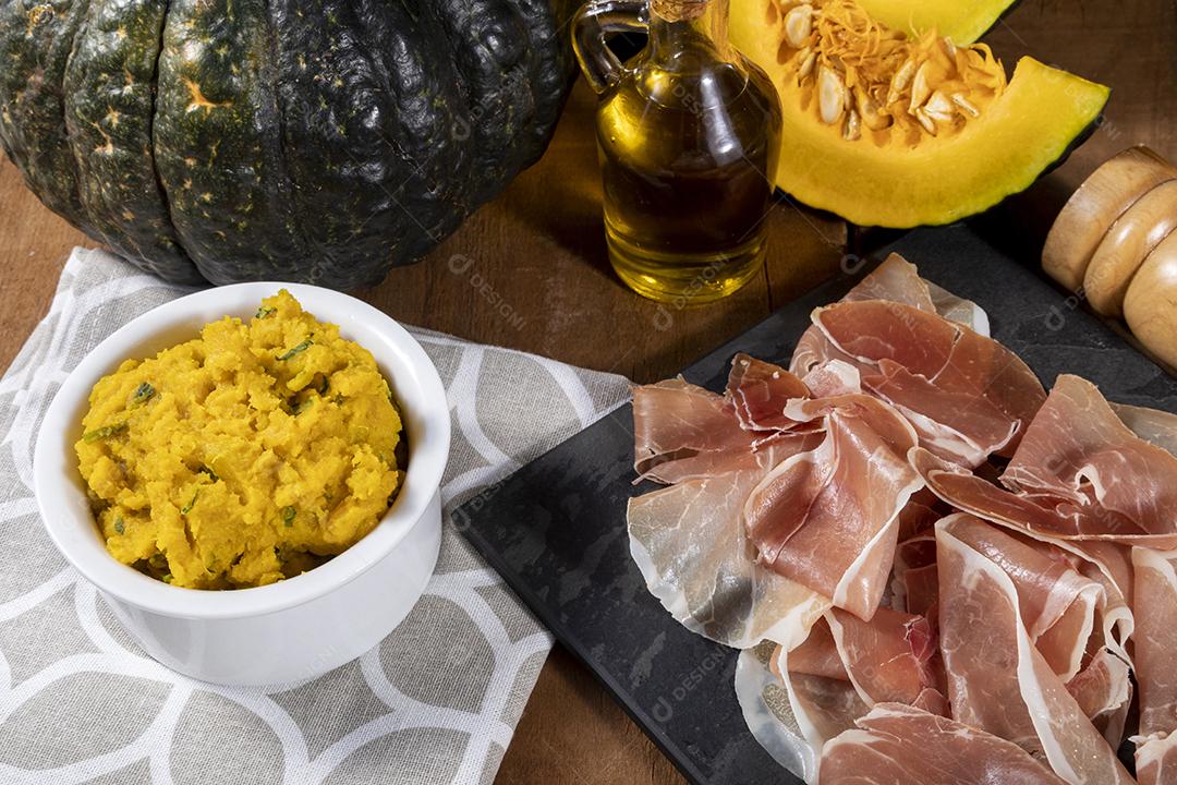 Presunto italiano crudo ou jamon com purê de abóbora Imagem JPG